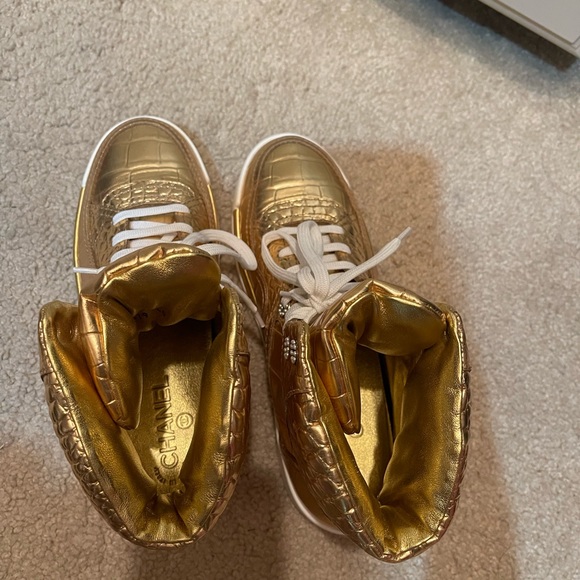 Chanel gold sneaker size 40 only worn once - Picture 3 of 4